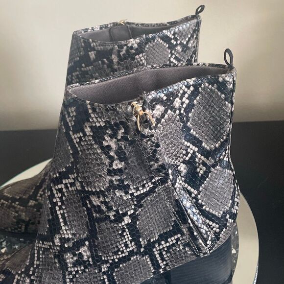 Old navy Faux snake skin autumn heeled ankle boots size 10 zip up booties - Picture 5 of 10